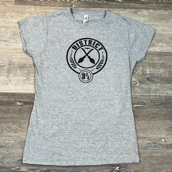 District 9 3/4 T-Shirt Womens Size Medium - Picture 1 of 11